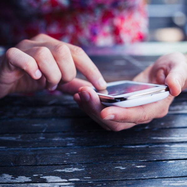 Una giovane donna cerca un app sul cellulare