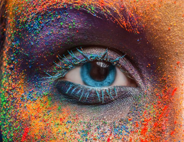 Colore: occhio di una modella con un make up colorato